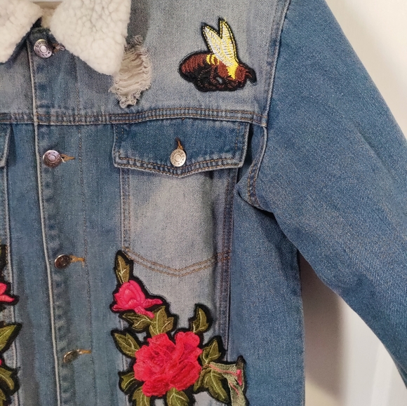 BooHoo Man FULLY BORG LINED DENIM JACKET WITH BADGES - Picture 7 of 9
